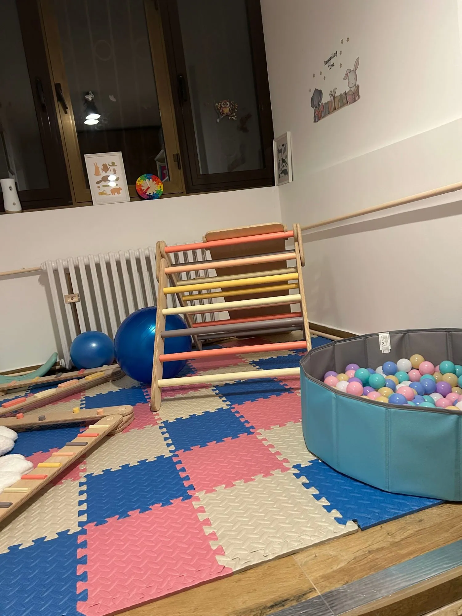 Penjalica, lopte i podloga u senzornoj sobi